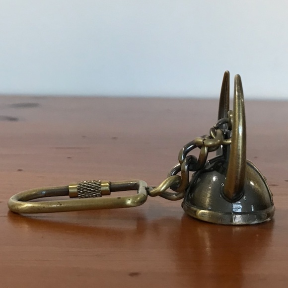 Vintage 3D Viking Horned Helmet Keychain - Picture 9 of 16